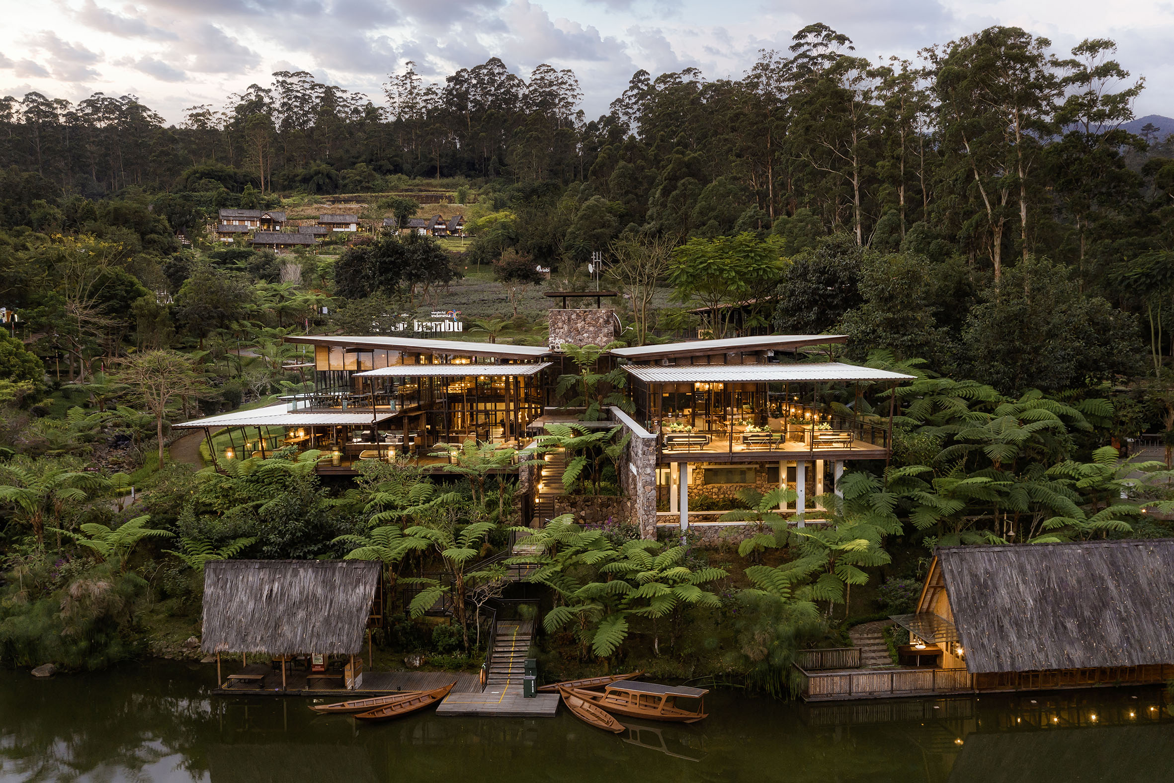 salah satu <i>iconic</i> resto Dusun Bambu